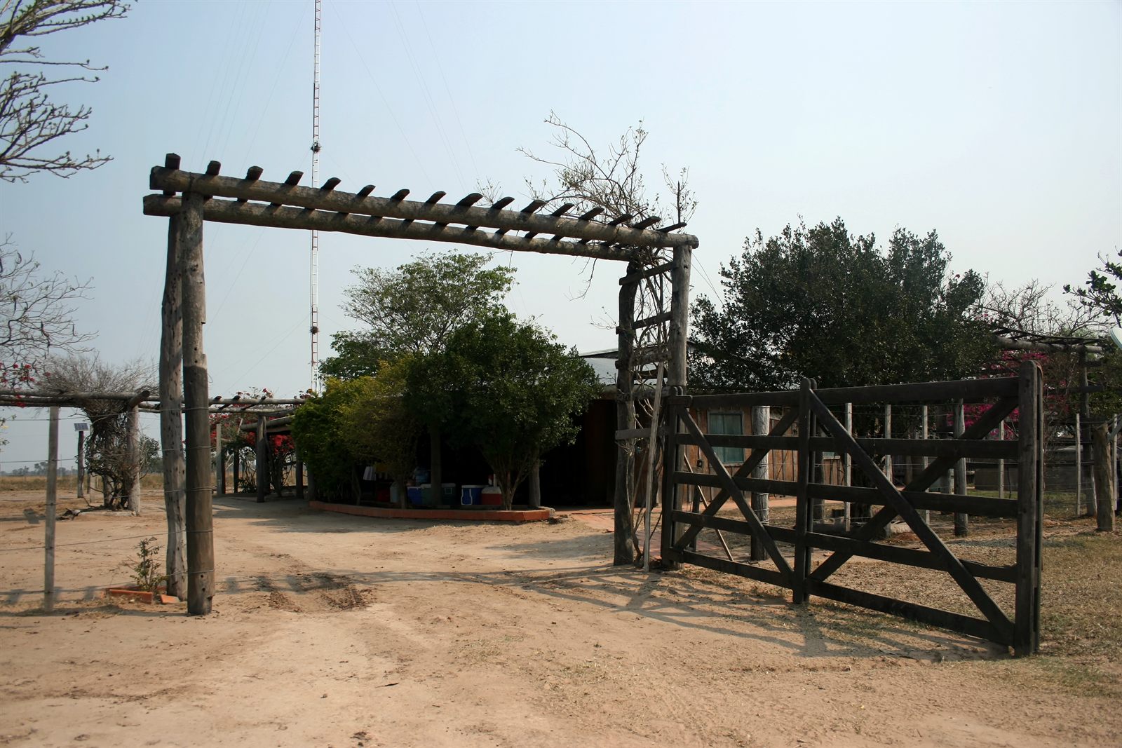 Portón de acceso a una estancia del Chaco paraguayo