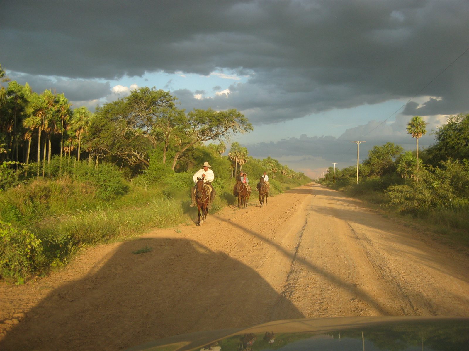 Jinetes recorriendo un camino del Chaco paraguayo